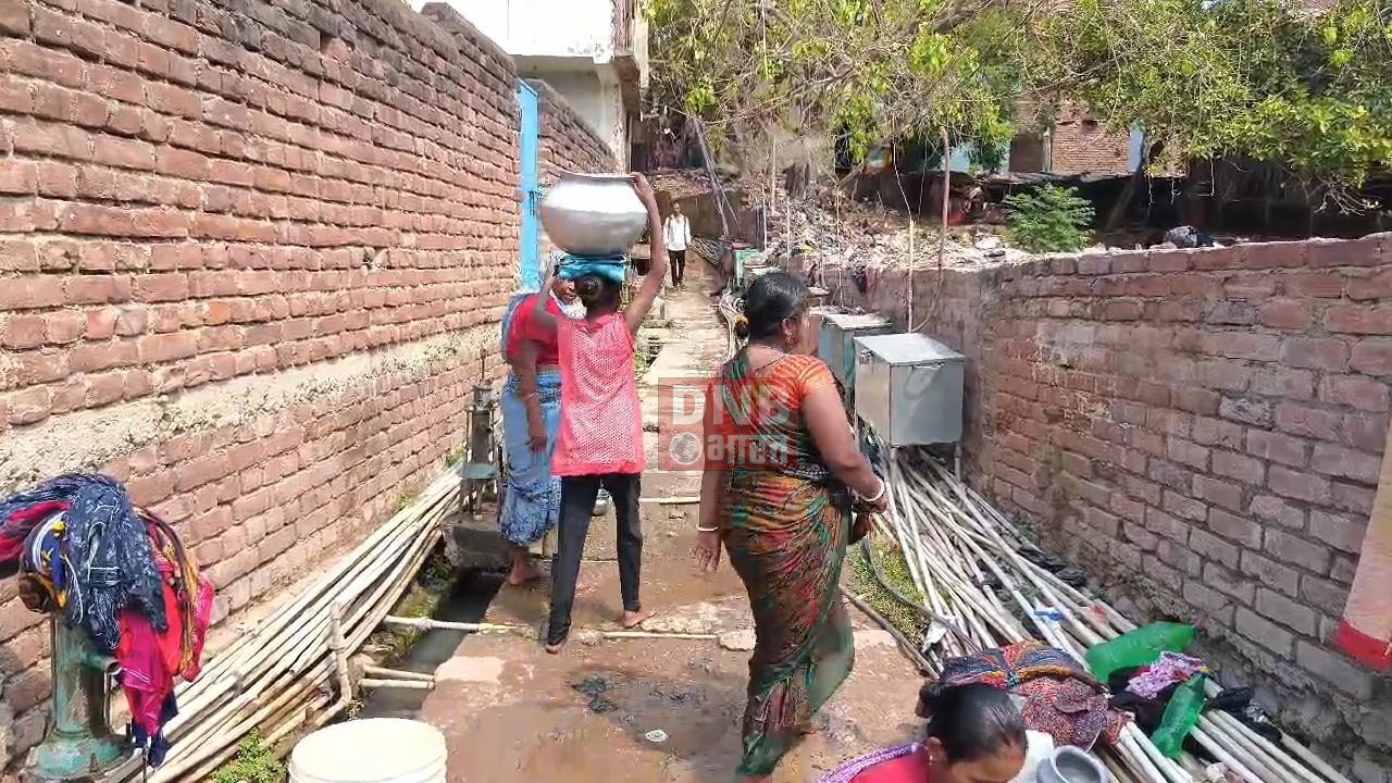 बिहार शरीफ स्मार्ट सिटी में पिछले कई दिनों से पानी की समस्या से लोग परेशान, पानी के इंतजार में घंटो देना पड़ता है धरना 3