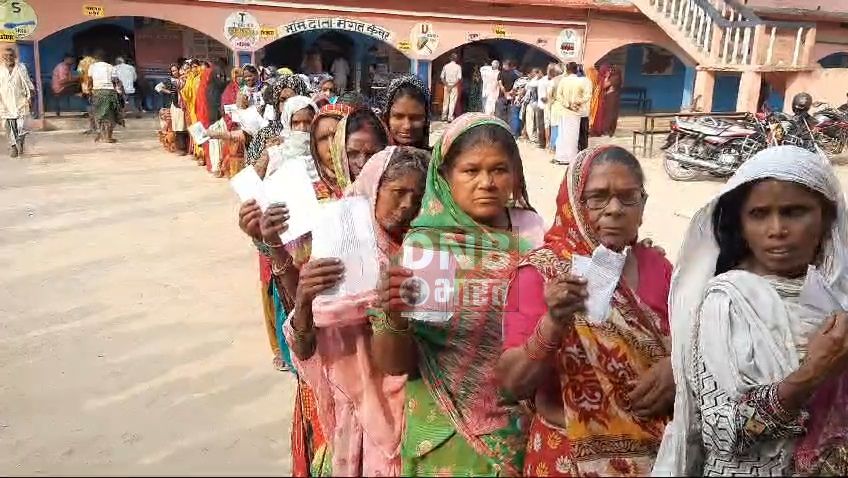 बेगूसराय में चुनाव को लेकर लोगो मे काफी उत्साह,सुबह से ही मतदान करने के लिए महिला पुरुष मतदान केंद्र पर पहुंचे 3