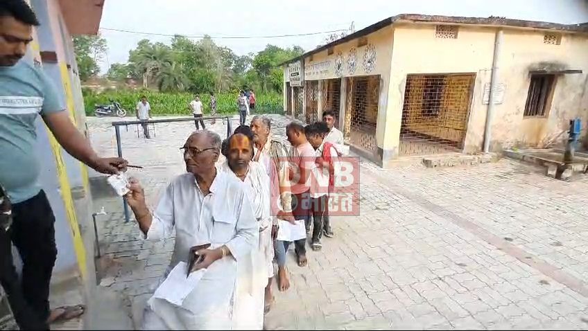 बेगूसराय में चुनाव को लेकर लोगो मे काफी उत्साह,सुबह से ही मतदान करने के लिए महिला पुरुष मतदान केंद्र पर पहुंचे 2