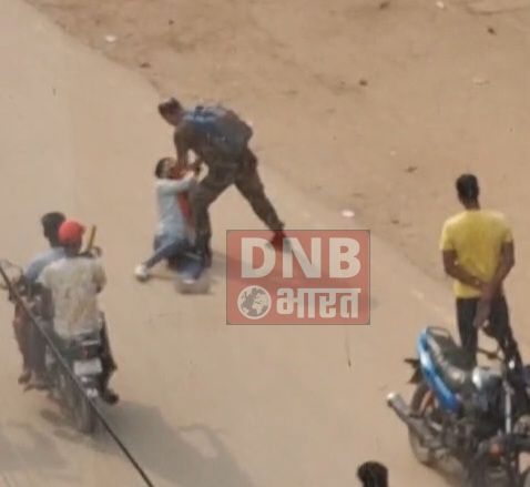 नालंदा पुलिस का क्रूर चेहरा आया सामने, बीच सड़क पर एक छात्र को लात घुसो और घसीटते हुए पिटाई का वीडियो हुआ वायरल 3