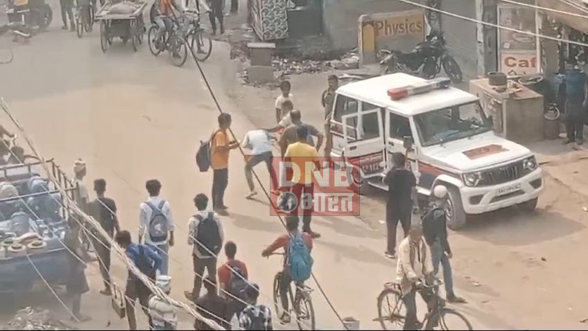 नालंदा पुलिस का क्रूर चेहरा आया सामने, बीच सड़क पर एक छात्र को लात घुसो और घसीटते हुए पिटाई का वीडियो हुआ वायरल 2