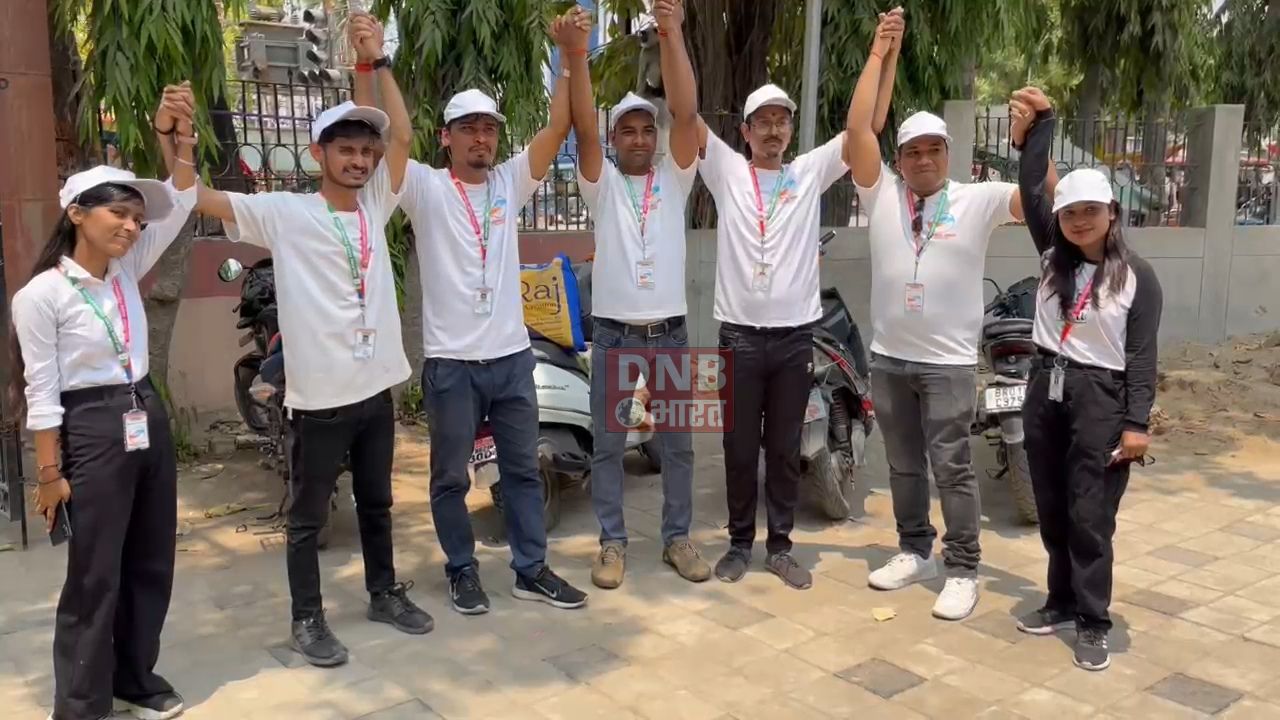 प्रचंड गर्मी के बीच बिहार शरीफ में युवाओं का हेल्पिंग हैंड टीम घूम घूम कर गरीबों को छाता, गमछा और टोपी पहना दिला रहे हैं राहत 3