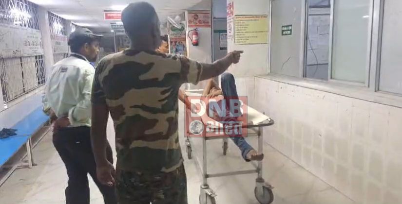 बेगूसराय में अज्ञात वाहन की चपेट में आने से बाइक सवार दो युवक घायल, डायल 112 की टीम ने सदर अस्पताल में कराया भर्ती 2