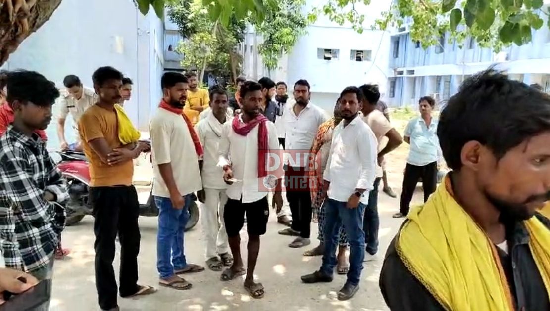 अनियंत्रित होकर पलटा टेम्पू, एक किशोरी की मौत,महिला समेत चार घायल, बच्चे के मुंह जुट्ठी में समान लेकर जाने के दौरान हुई घटना 4