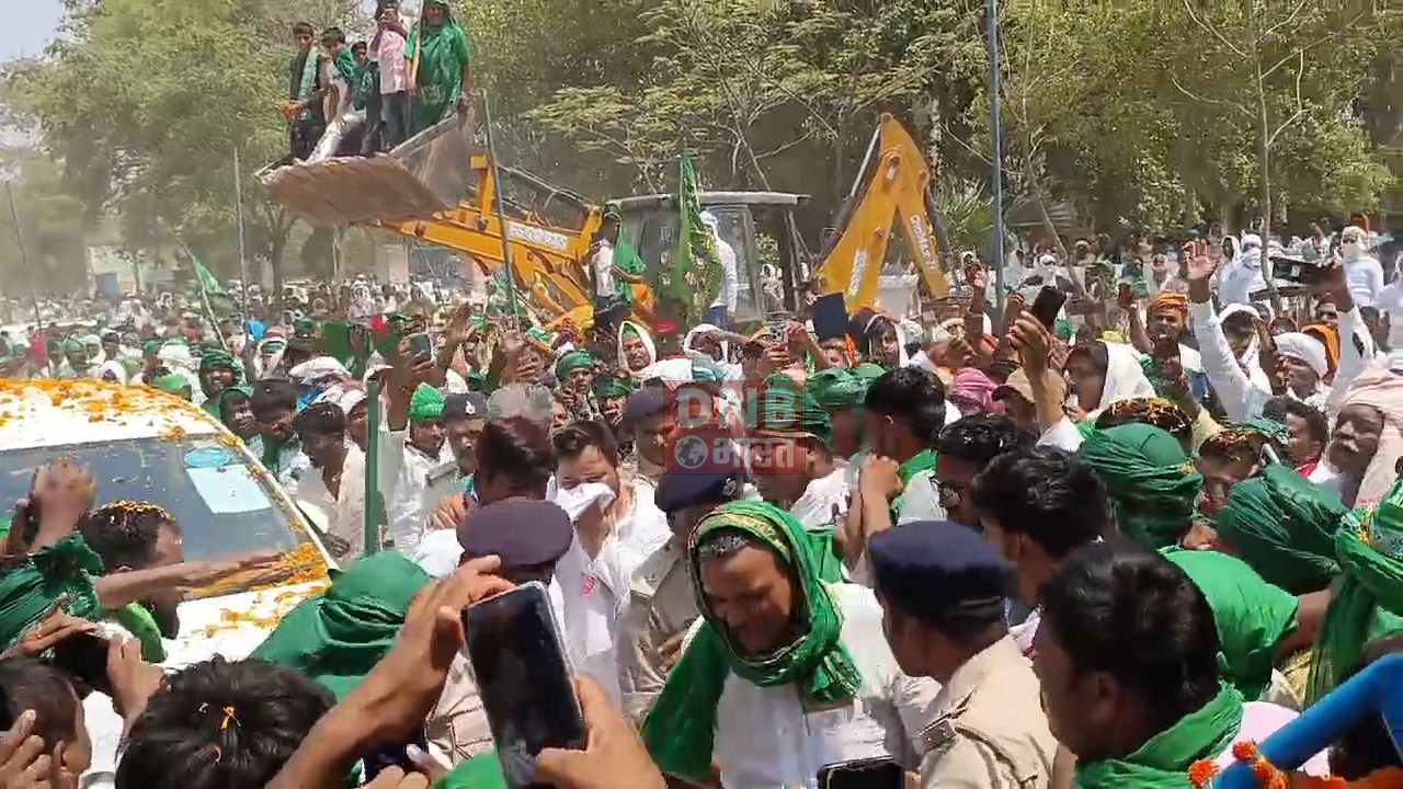 तेजस्वी यादव के सभा के दौरान अनियंत्रित भीड़ ने बैरिकेटिंग तोड़ा पुलिस को करनी पड़ी धक्का मुक्की,और मशक्कत 2