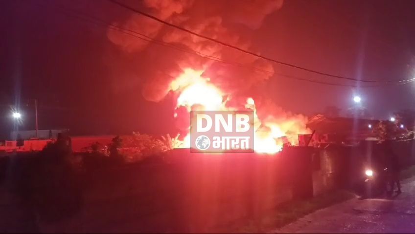समस्तीपुर: पुराना माल गोदाम रखे स्क्रैप में लगी भीषण आग, लाखो रुपये की क्षति का नुकसान 3