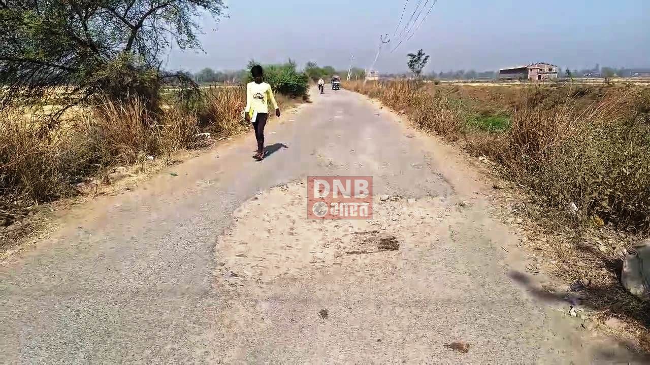 जर्जर सड़क की आठ वर्षों से नहीं हुई मरम्मत, जर्जर सड़क की हालत पर भड़के दर्जनों गांव के ग्रामीण, वोट की चोट से लेंगे बदला 3