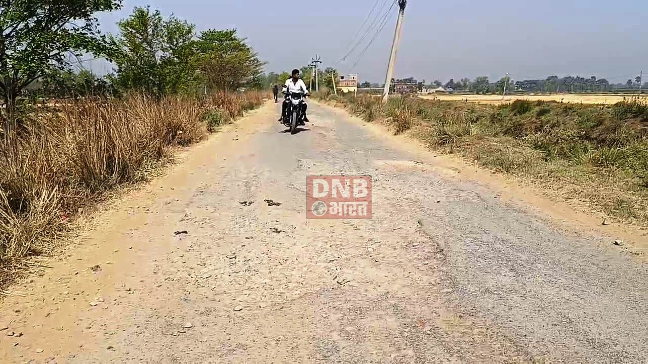 जर्जर सड़क की आठ वर्षों से नहीं हुई मरम्मत, जर्जर सड़क की हालत पर भड़के दर्जनों गांव के ग्रामीण, वोट की चोट से लेंगे बदला 4