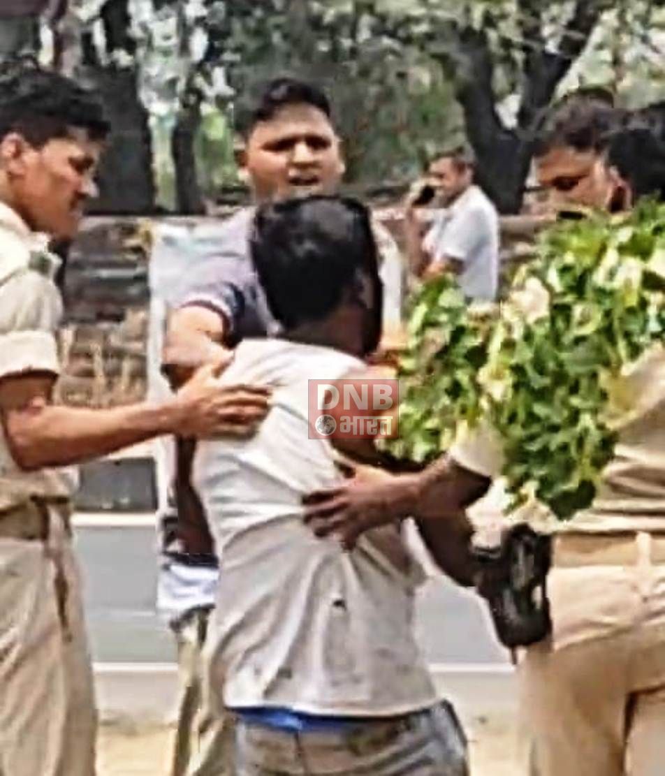 नालंदा: पुलिसकर्मियों ने की बीच सड़क पर मजदुर की बेरहमी से किया पिटाई, वीडियो हुआ वायरल 2
