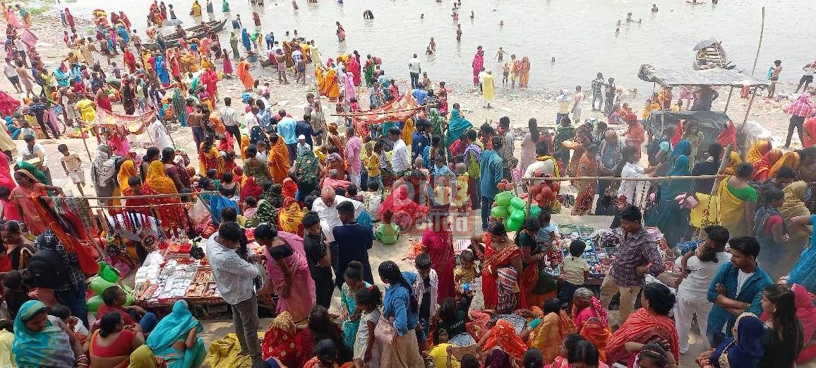 बछवाड़ा का प्रसिद्ध झमटिया गंगा घाट पर मुंडन संस्कार व् गंगा स्नान को लेकर उमड़ी श्रद्धालुओं की भीड़ 2