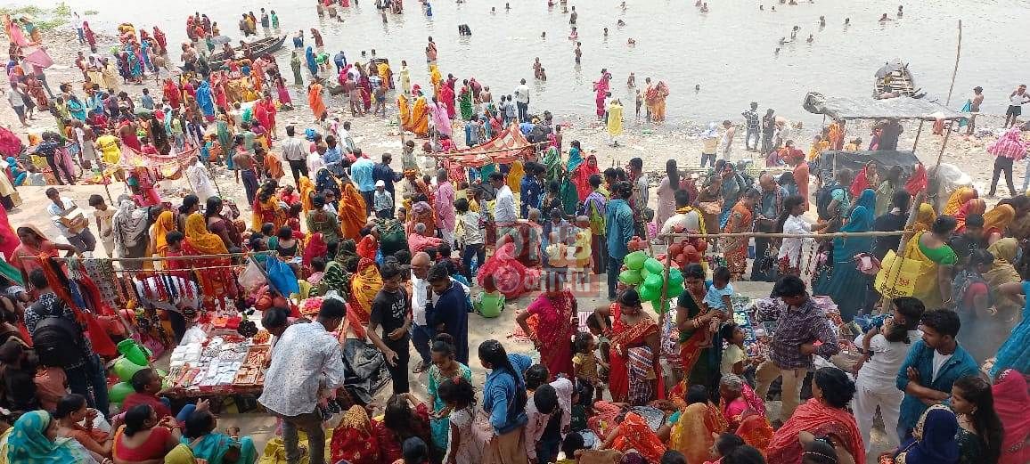 बछवाड़ा का प्रसिद्ध झमटिया गंगा घाट पर मुंडन संस्कार व् गंगा स्नान को लेकर उमड़ी श्रद्धालुओं की भीड़ 3