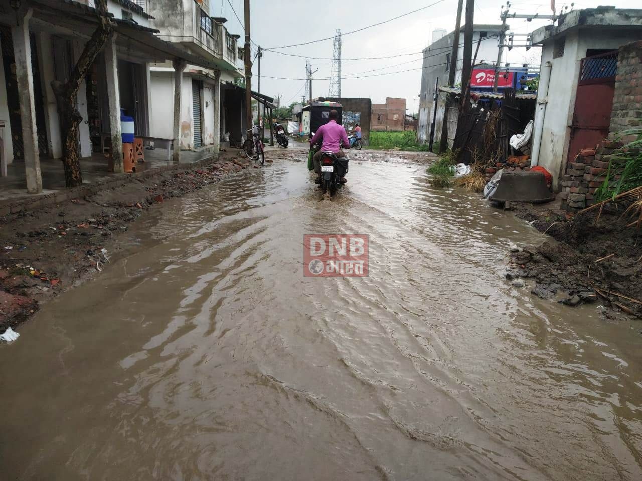 बारिस के जल जमाव से सड़क हुआ झील में तब्दील, राहगीरों को हो रही है, परेशानी 2