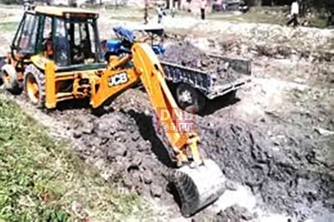 लड़वईया झील की जमीन पर दबंगों द्वारा जेसीबी से जबरन की जा रही मिट्टी कटाई 2