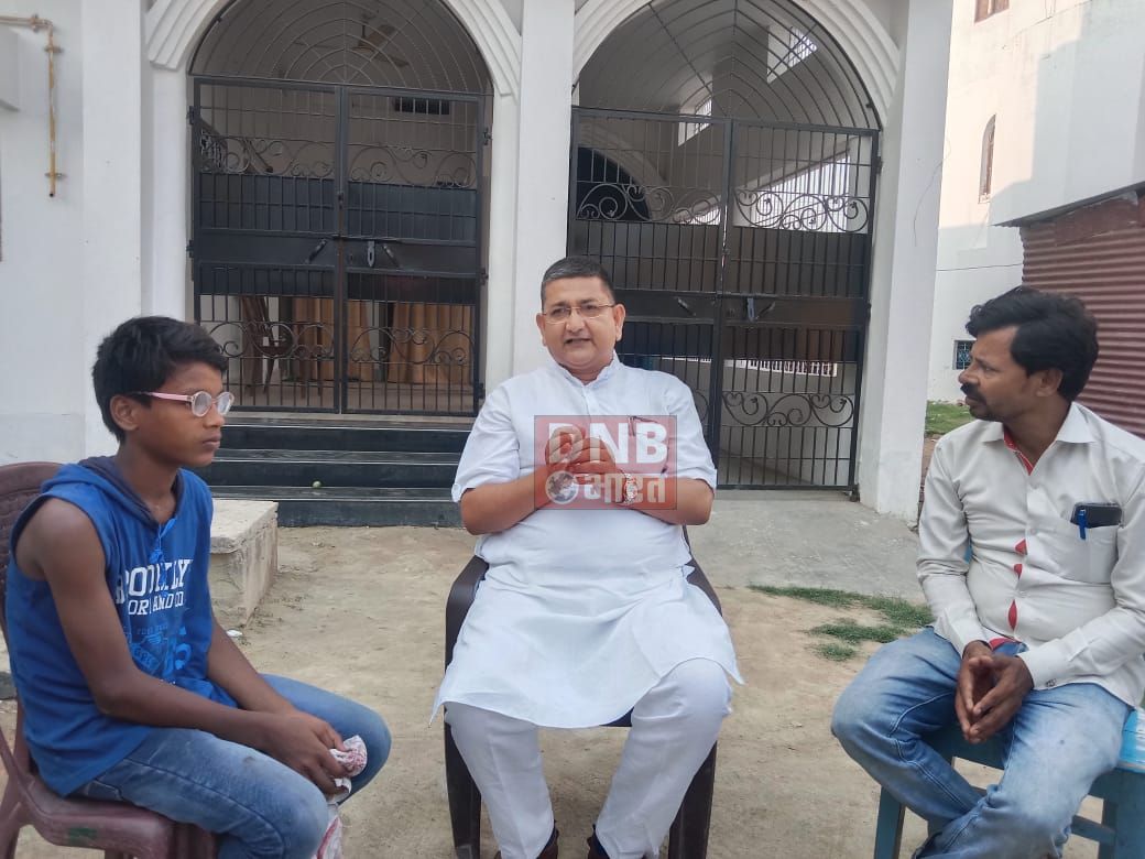 समस्तीपुर:  ट्रेन हादसा को बचाने वाले बच्चे को समाजसेवी सह भाजपा ने उसके घर जाकर किया सम्मानित  2