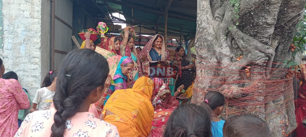महिलाओं ने की वट सावित्री की पूजा, पति के दीर्घायु के लिए रखा व्रत 3