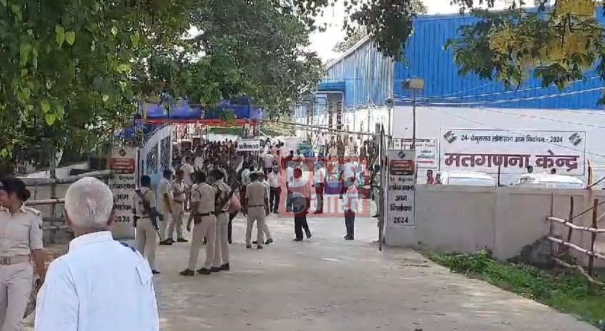 बेगूसराय में कड़ी सुरक्षा के बीच मतगणना शुरू, मतगणना केंद्र पर समर्थको की जुटी भीड़ 3