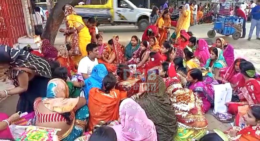 नालंदा: वट सावित्री पूजा को लेकर वट वृक्ष के नीचे उमड़ी सुहागिन महिलाओं की भीड़ 2