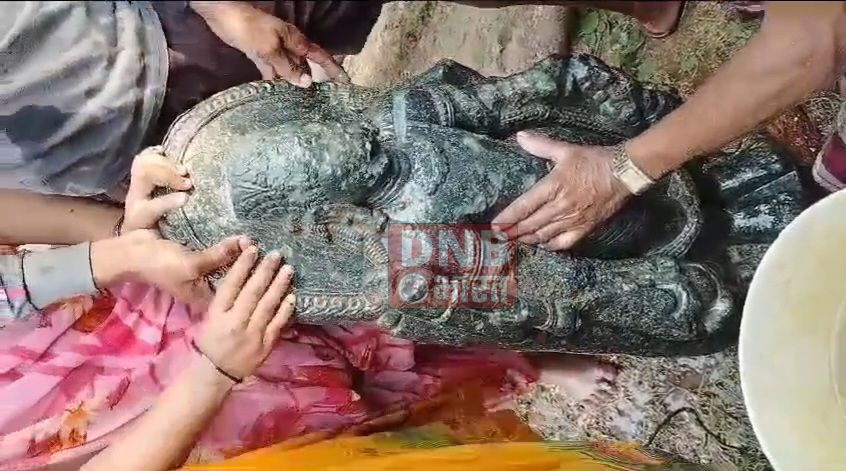 नालंदा: खुदाई में मिली भगवान विष्णु की आकर्षक प्राचीन प्रतिमा, लोग पूजा अर्चना में जुटे 2