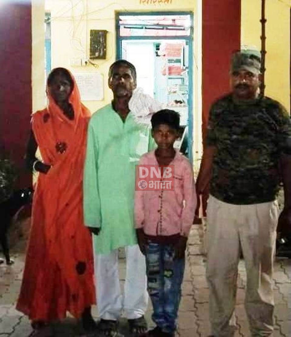दो दिनो से भटक रहे 10 वर्षीय बच्चों को पुलिस ने परिजनों से मिलाया, बच्चों के चेहरे पर खुशी 3