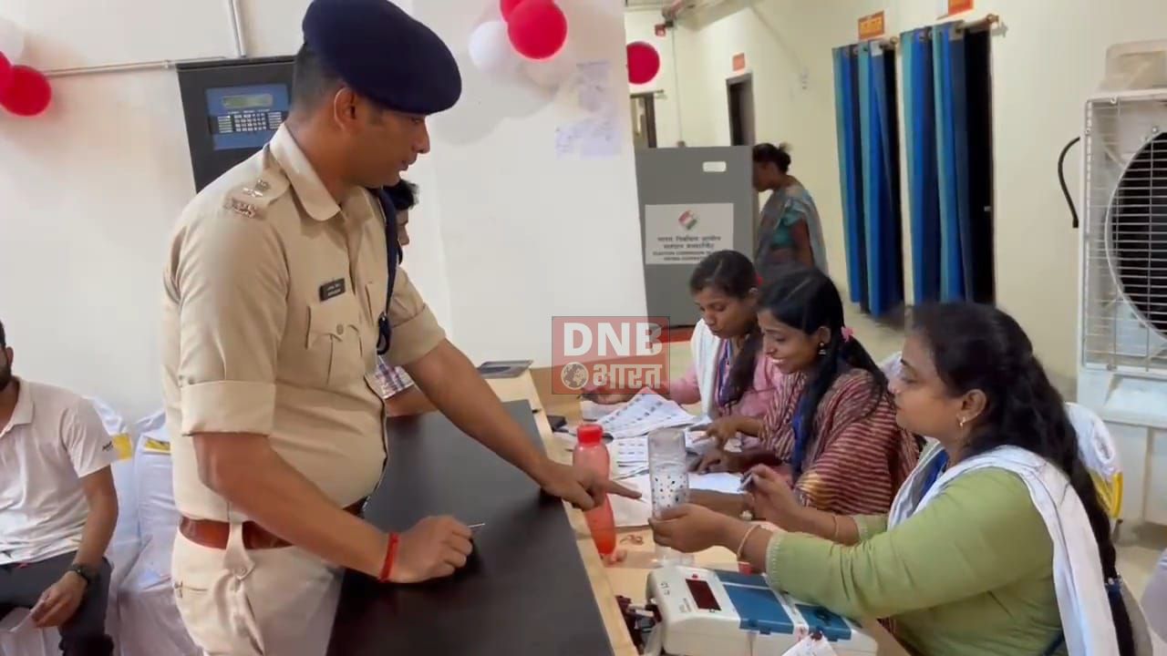 नालंदा जिला अधिकारी ने अपने परिवार के साथ किया मतदान,एसपी ने भी किया मतदान, जिलाधिकारी और एसपी ने मतदान कर कहा लोकतंत्र सर्वोपरि 2