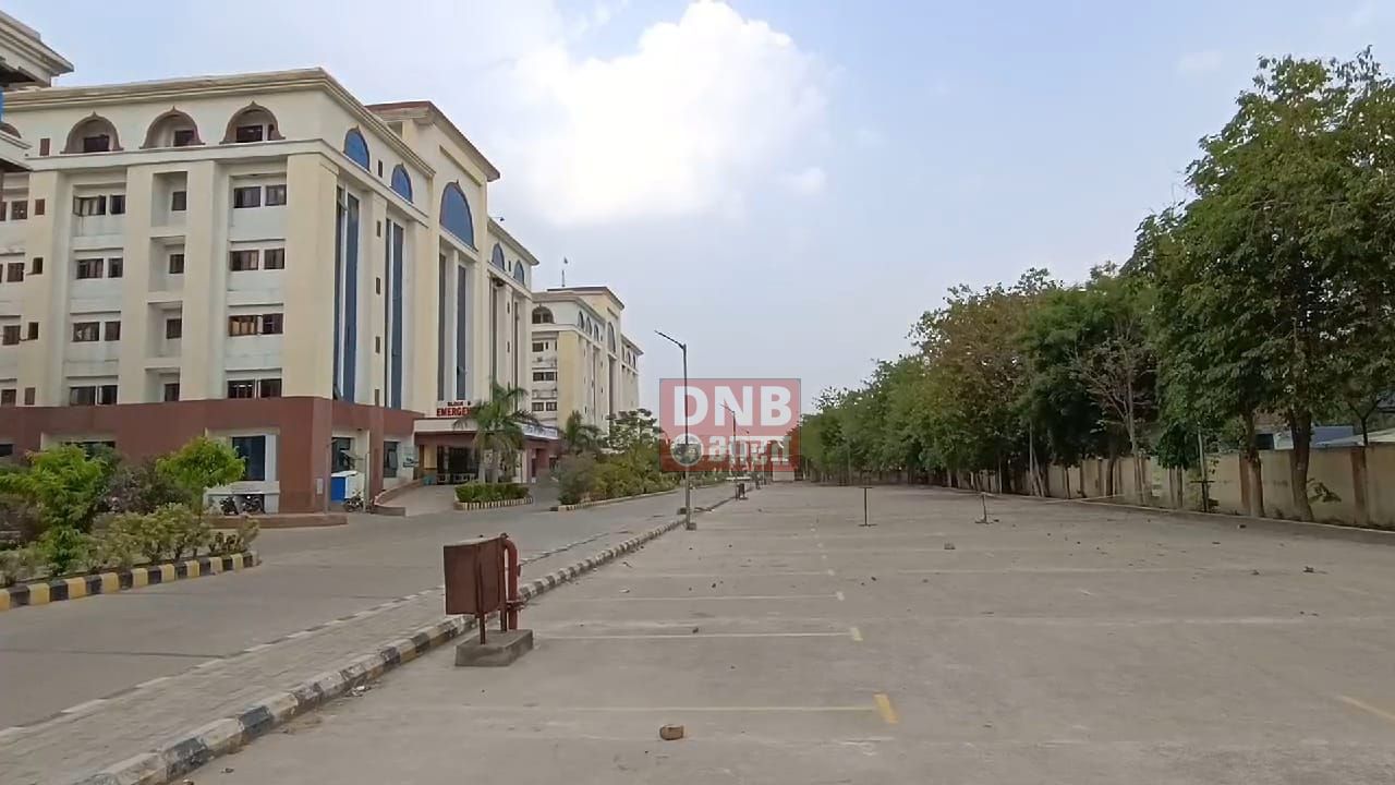 नालंदा: पावापुरी मेडिकल कॉलेज में पिछले तीन दिनों से तालाबंदी से परेशान लोगो ने किया पथराव, दो जख्मी, ताला तोड़ जबरन परिसर में हुए दाखिल 3