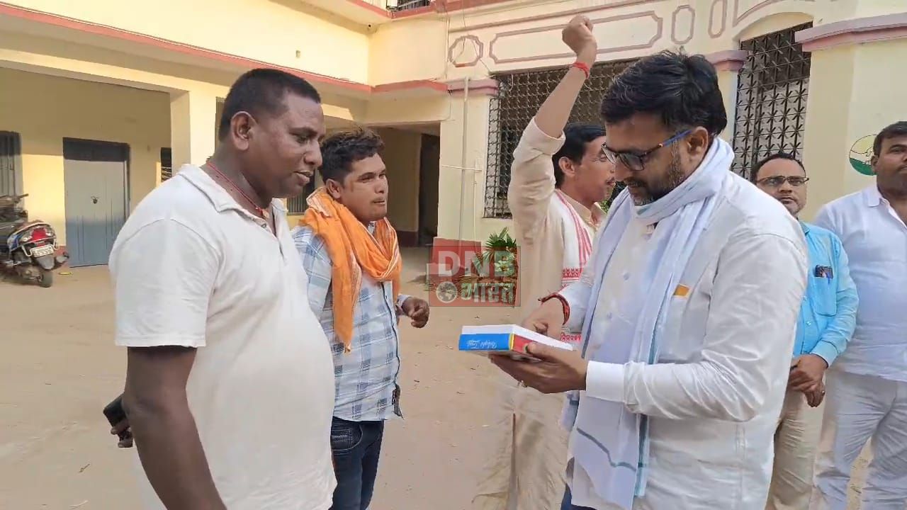 नालंदा: जेडीयू एवं भाजपा के समर्थकों ने एनडीए की जीत की मनाई खुशी, अबीर लगाकर और मिठाई खिलाकर दिया जीत की बधाई 2