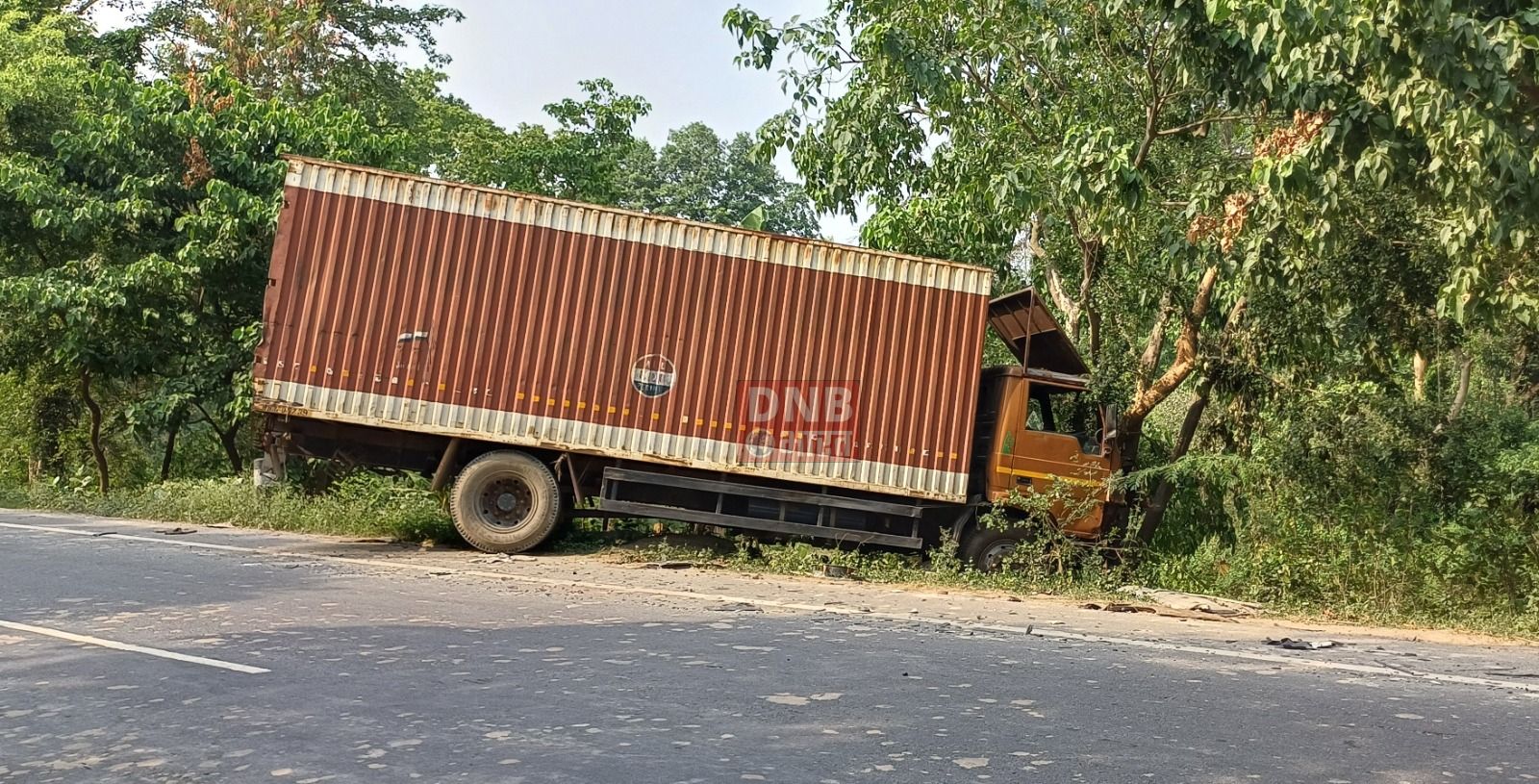 एन एच 28 पर मालवाहक ट्रक और मारुती कार की आमने सामने टक्कर में मारुती चालक घायल 2