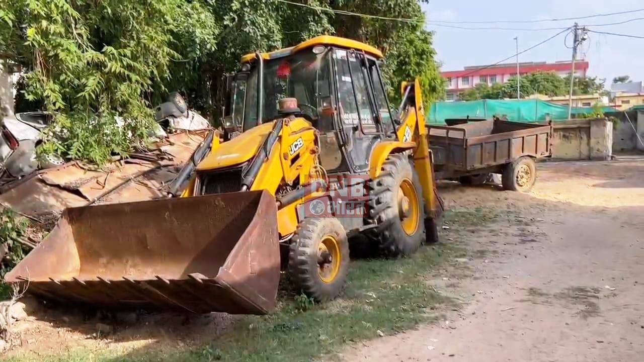अवैध बालू,मिट्टी उत्खनन के विरूद्ध विशेष छापामारी अभियान में एक जेसीबी, 11 ट्रैक्टर टेलर, 03 मोटरसाईकिल समेत पांच लोग गिरफतार 2