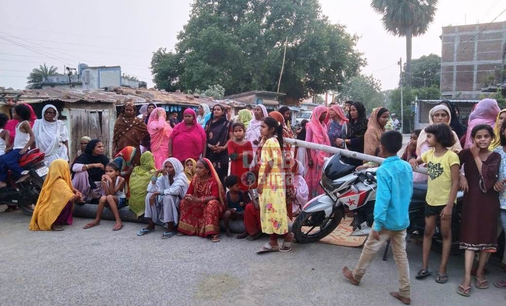 लापता युवक 24 घंटे के बाद भी बरामद नहीं होने से नाराज आक्रोशित ग्रामीणों ने रिफाइनरी महना सड़क को किया जाम 3