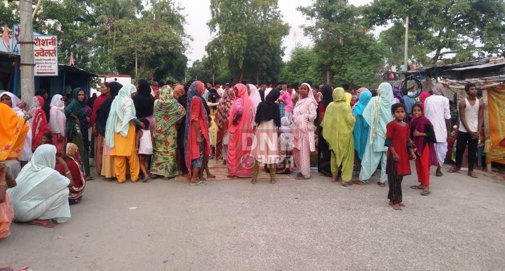 लापता युवक 24 घंटे के बाद भी बरामद नहीं होने से नाराज आक्रोशित ग्रामीणों ने रिफाइनरी महना सड़क को किया जाम 2