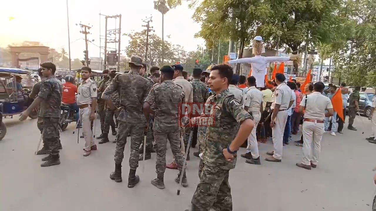 जम्मू कश्मीर में श्रद्धालुओं की बस पर आतंकियों द्वारा हमला कर 10 श्रद्धालुओं को मारे जाने के विरोध में बजरंग दल के द्वारा आतंकवाद का किया गया पुतला दहन 3
