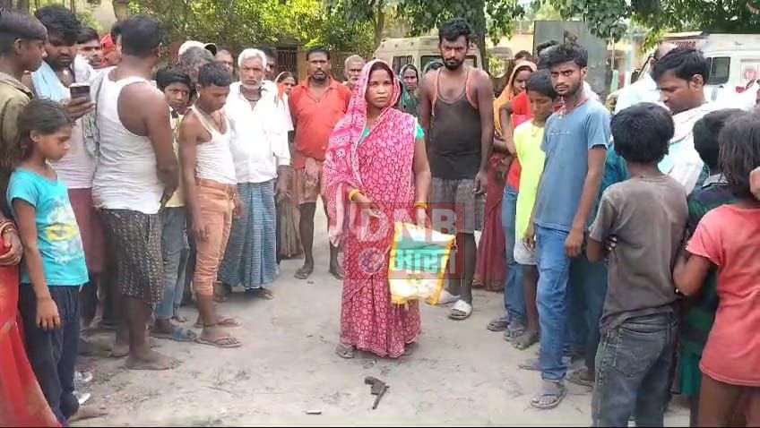 बेगूसराय में अपराधियों ने दहशत फैलाने के लिए किया फायरिंग, ग्रामीणों ने फायरिंग कर रहे अपराधियों को खदेर कर पकड़ा और किया जमकर पिटाई, बाद में किया पुलिस के हवाले 2