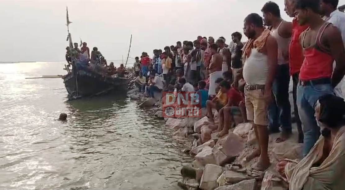 दाह-संस्कार करने पहुंचे तीन युवक की गंगा नदी में डुबने से हुई मौत, गोताखोर ने तीनों युवकों के शव को निकाला बाहर 3