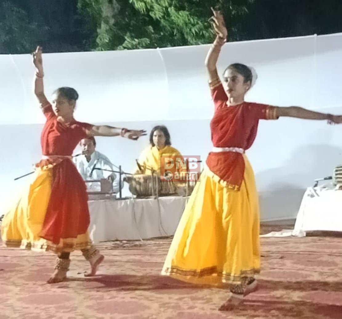 मिथिलांचल संगीत महाविद्यालय द्वारा मध्य विद्यालय बीहट परिसर में सुर ताल कार्यक्रम का किया गया आयोजन 4