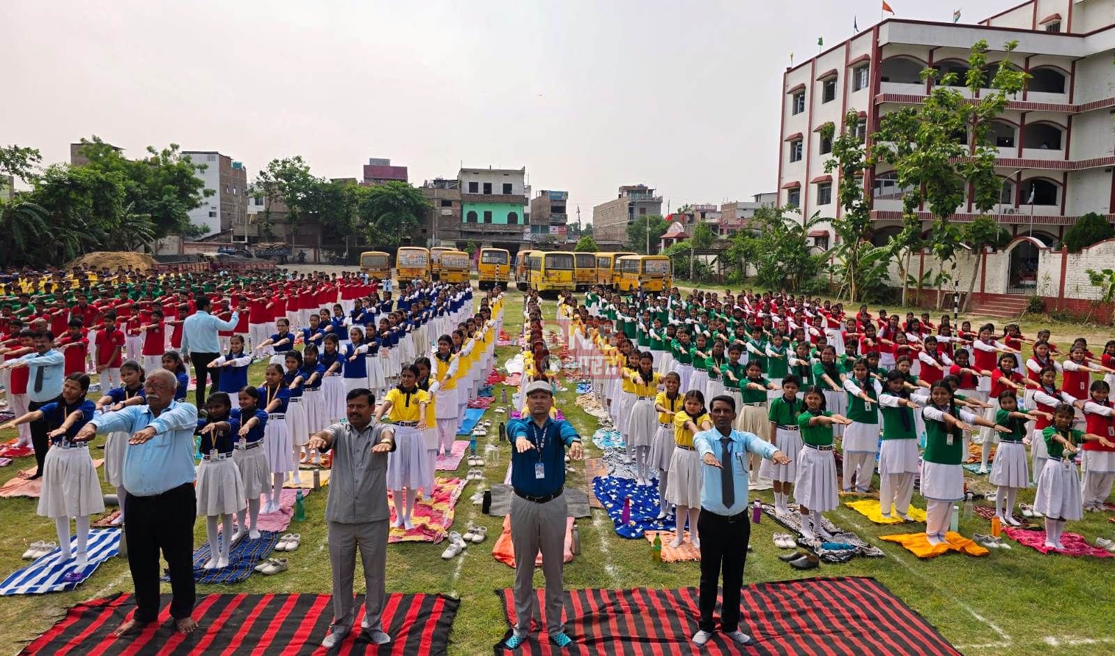 तेघड़ा संत पॉल पब्लिक स्कूल के प्रांगन में बुद्धिजीवी, समाजसेवी,शिक्षक समेत छात्रों ने मनाया योग दिवस 5