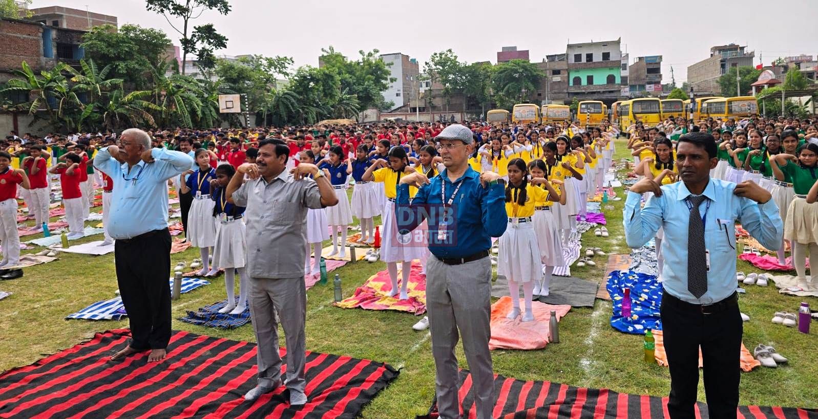 तेघड़ा संत पॉल पब्लिक स्कूल के प्रांगन में बुद्धिजीवी, समाजसेवी,शिक्षक समेत छात्रों ने मनाया योग दिवस 4