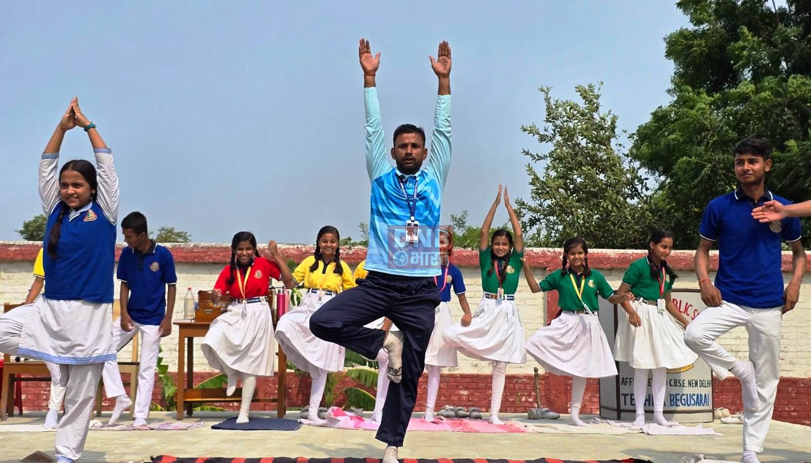 तेघड़ा संत पॉल पब्लिक स्कूल के प्रांगन में बुद्धिजीवी, समाजसेवी,शिक्षक समेत छात्रों ने मनाया योग दिवस 3