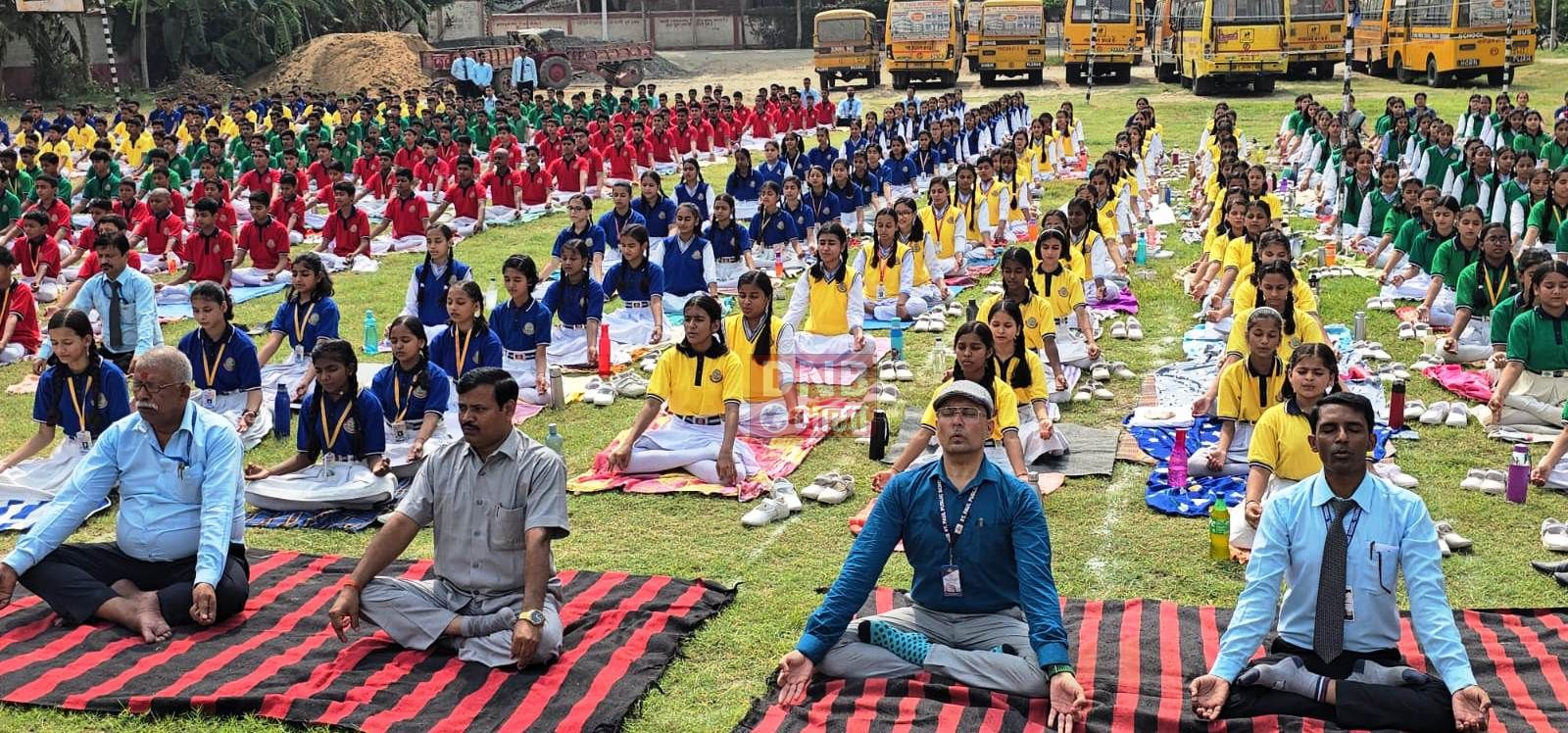 तेघड़ा संत पॉल पब्लिक स्कूल के प्रांगन में बुद्धिजीवी, समाजसेवी,शिक्षक समेत छात्रों ने मनाया योग दिवस 2