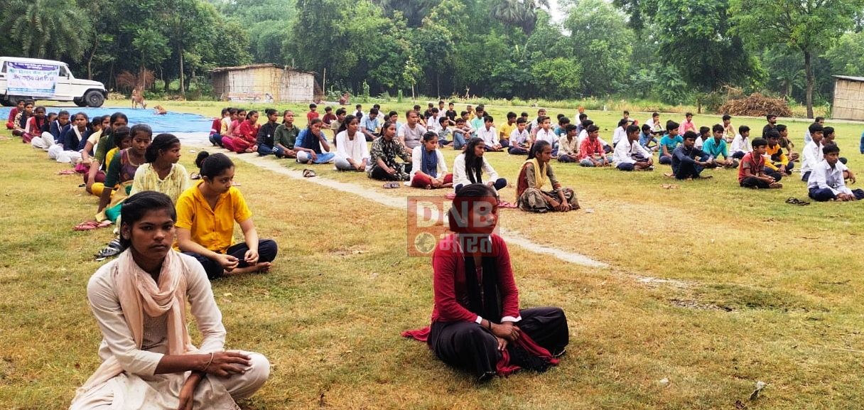अंतरराष्ट्रीय योग दिवस के मौके पर स्कूली बच्चों ने निकाली प्रभात फेरी, मध्य विद्यालय तारा बरियारपुर के मैदान में कार्यक्रम का किया गया आयोजन 2