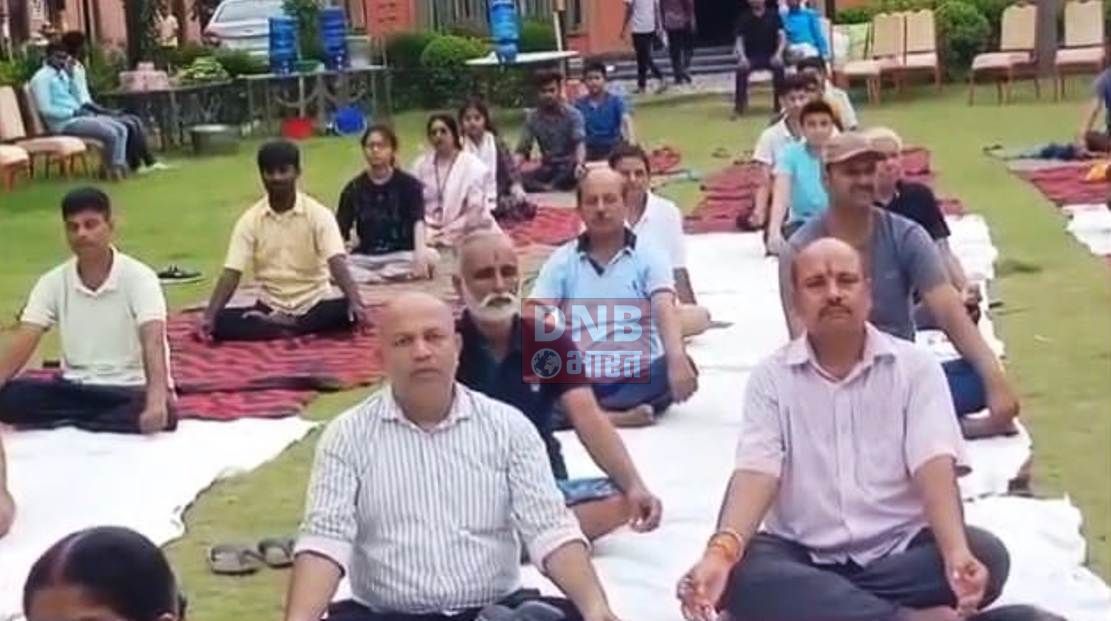 अंतर्राष्ट्रीय योग दिवस के अवसर पर बेगूसराय में योग गुरु के द्वारा लोगों को किया गया योगाभ्यास 2