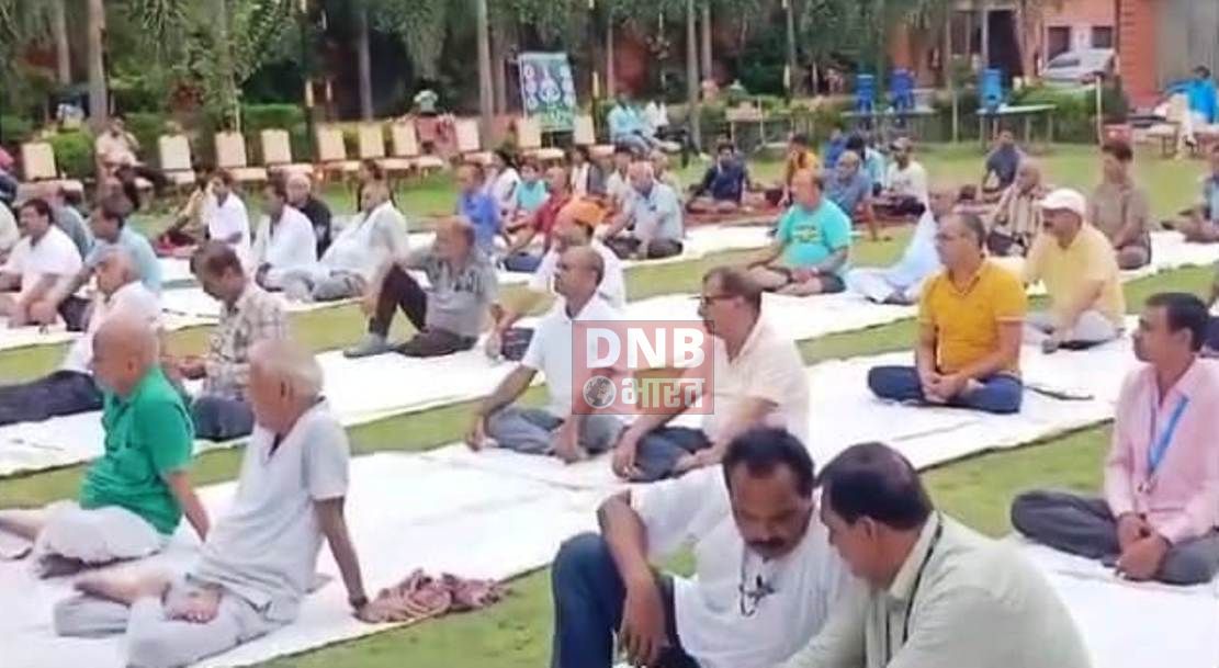 अंतर्राष्ट्रीय योग दिवस के अवसर पर बेगूसराय में योग गुरु के द्वारा लोगों को किया गया योगाभ्यास 3