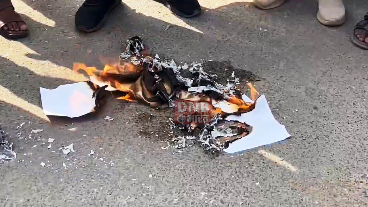 बिहार में आरक्षण रद्द होने पर युवा राष्ट्रीय जनता दल का बिहार शरीफ के अस्पताल चौराहा पर प्रतियां जलाकर किया विरोध प्रदर्शन 3
