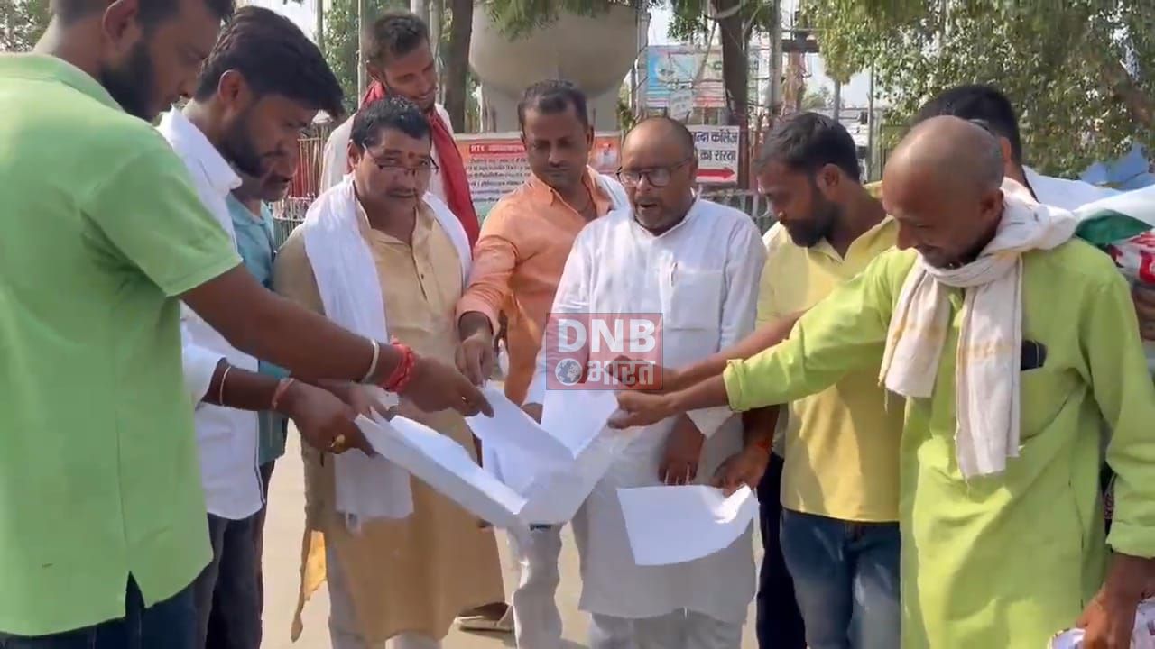 बिहार में आरक्षण रद्द होने पर युवा राष्ट्रीय जनता दल का बिहार शरीफ के अस्पताल चौराहा पर प्रतियां जलाकर किया विरोध प्रदर्शन 2