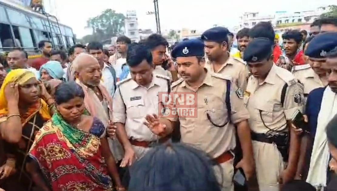 बेगूसराय में कपड़ा व्यवसाय की गोली मारकर हत्या किये जाने के विरोध में एनएच 31 सड़क को किया जाम, पुलिस प्रशासन के खिलाफ जमकर हंगामा 2