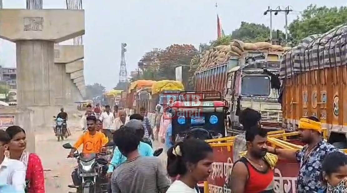 बेगूसराय में कपड़ा व्यवसाय की गोली मारकर हत्या किये जाने के विरोध में एनएच 31 सड़क को किया जाम, पुलिस प्रशासन के खिलाफ जमकर हंगामा 4