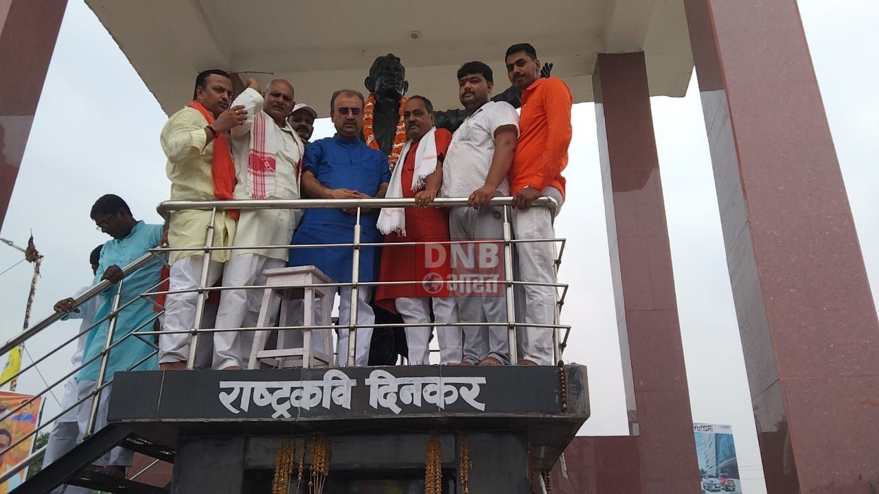 प्रभारी मंत्री मंगल पाण्डेय ने दिनकर की आदमकद प्रतिमा पर माल्यार्पण कर किया नमन 3