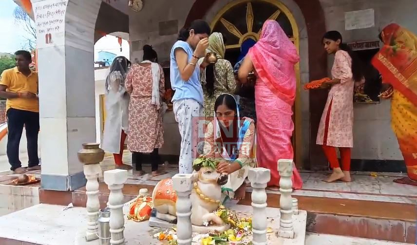 पहली सोमवारी को लेकर बिहार शरीफ के नीलकंठेश्वर और जंगलिया बाबा मंदिर में जलाभिषेक के लिए उमड़ी भक्तों की भीड़ 3
