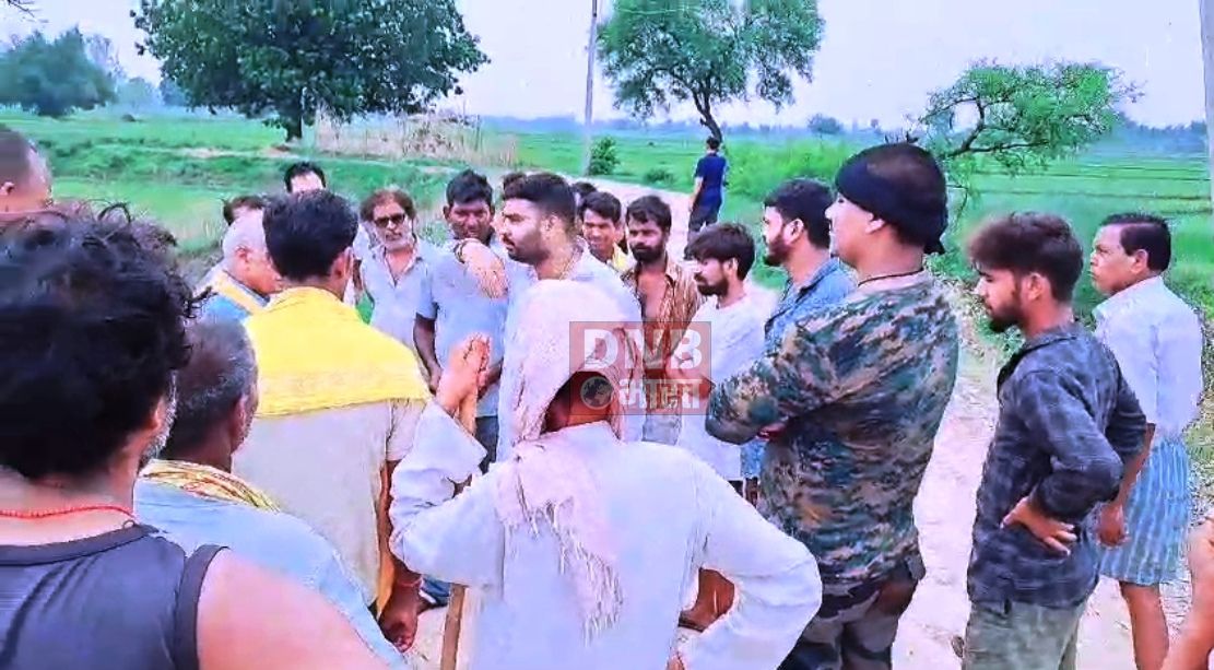 कैमूर:आजादी के 77 साल बाद भी कैमूर के चांदोरुइया गांव में नहीं बनी पक्की सड़क, बरसात के दिनों में चारपाई पर जाते हैं मरीज    3