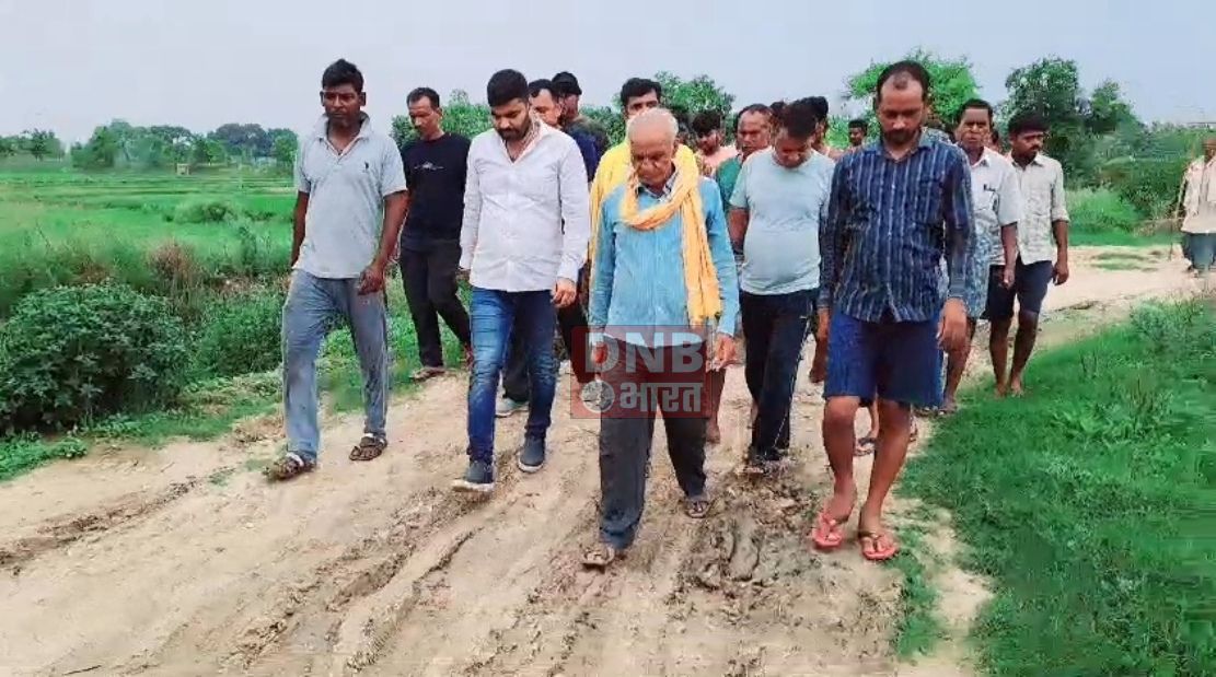 कैमूर:आजादी के 77 साल बाद भी कैमूर के चांदोरुइया गांव में नहीं बनी पक्की सड़क, बरसात के दिनों में चारपाई पर जाते हैं मरीज    2