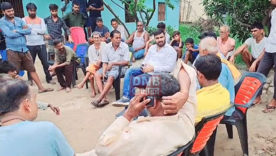 कैमूर:आजादी के 77 साल बाद भी कैमूर के चांदोरुइया गांव में नहीं बनी पक्की सड़क, बरसात के दिनों में चारपाई पर जाते हैं मरीज    4